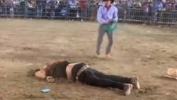 Araneya giren sarhoş adamı havalandıran boğa