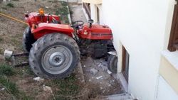 Denizli'de traktör yatak odasına daldı