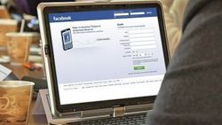 Facebook fotoğraflara çıkartma özelliği ekledi