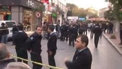 Fatih'te bir kişi polise satırla saldırdı