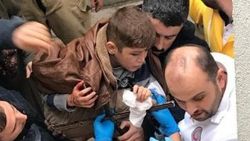 Pencere demiri eline saplanan çocuk hastaneye kaldırıldı