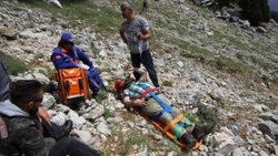 Fethiye'de paraşütü kapanan turist ağacın üzerine düştü