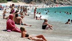 Fethiye'de turistlerin deniz ve güneş keyfi