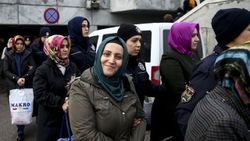 FETÖ ablası objektiflere sırıttı