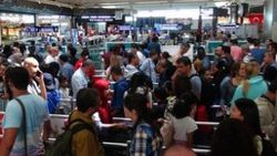 Havalimanında pasaport kontrol yoğunluğu