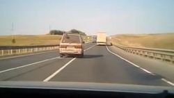 Rusya'da hatalı sollama yapan araç tırın altında kaldı