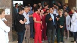Önce hamile eşine, sonra hastane personeline saldırdı