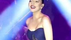 Ebru Gündeş sahnede giydiği kıyafetleri satıyor