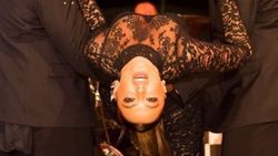 Hadise siyah dantelli elbisesiyle sahnede