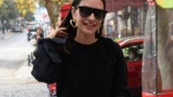 Yasemin Özilhan da mini tayt modasına uydu
