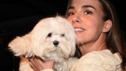 Bensu Soral köpeğini arabada bıraktı