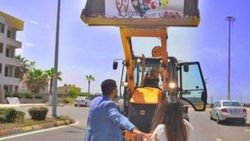 Sevgilisinin üzerine kepçe ile gül döktü