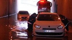 İstanbul'u sağanak vurdu