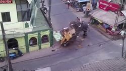 Hindistan'da kızgın fil aracı parçaladı