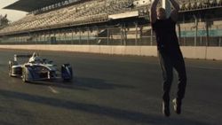 Formula aracının üzerinden ters saltoyla atladı