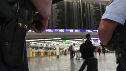 Frankfurt Havalimanı'nda biber gazlı saldırı