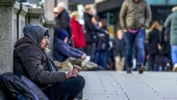 Frankfurt'ta dışarıda kalan evsizlere para cezası