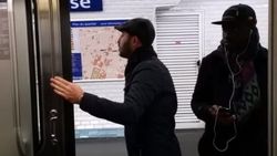 Paris metrosunu trolleyen Adanalı