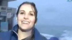 Fransalı muhabir canlı yayında dalgalara yakalandı