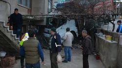 Freni boşalan kamyon evin bahçesine girdi