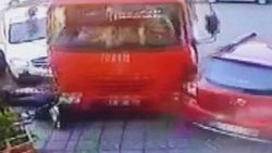 Freni patlayan kamyon dehşet saçtı