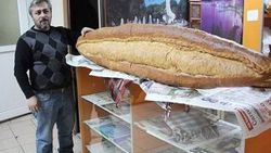 Sivaslı fırıncı boyundan büyük ekmek üretti