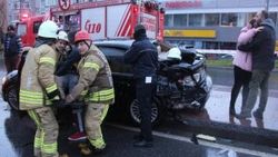 Kaza yapan yakının kurtarılmasını gözyaşlarıyla izledi