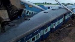 Hindistan'da iki tren raydan çıktı: 27 ölü 40 yaralı