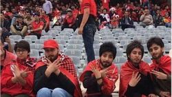 İranlı fanatik kadınlar, erkek kılığında maça gitti