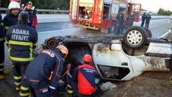 Adana'da şarampole devrilen otomobil alev aldı: 1 yaralı
