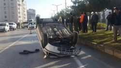 Otomobil ile kamyonet çarpıştı; 1 yaralı
