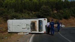 Tarım işçilerini taşıyan minibüs devrildi: 12 yaralı