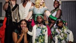 Madonna 6 çocuğuyla poz verdi