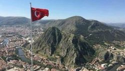 3 arkadaş Huzur Tepesi'ne Türk bayrağı dikti