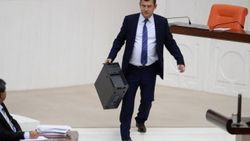 Özgür Özel meclis personelinin bilgisayarını söktü