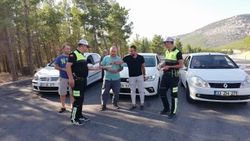 Mersin'de polis ekiplerinden yolculara bayram ikramı
