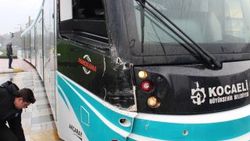 Kocaeli'de tramvay ile halk otobüsü çarpıştı