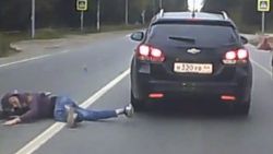 Motosikletin çarptığı adamın ayağı 3 yerden kırıldı