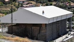 Restorasyondaki tarihi Divriği Ulu Cami'ye geçici çatı