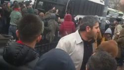 Okmeydanı Hastanesi önünde polise taşlı saldırı İZLE