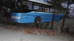 Çorum'da otobüs bahçe duvarında asılı kaldı