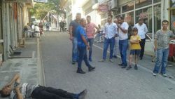 Yaşlı adamı sokak ortasında darbettiler