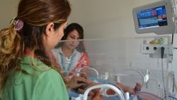 Çöp poşetinde bulunan bebek kuvöze alındı