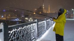 Galata Köprüsü'nde yoğun kar altında balık tuttular