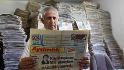 48 yıldır okuduğu gazeteleri saklıyor