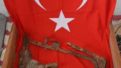 Gazi babasının 100 yıllık protez ayağını saklıyor