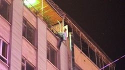 Bunalıma giren adam yedinci kattan atladı İZLE