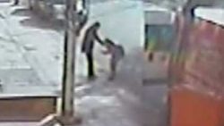 Kıskanç koca eşinin yanından geçen adamı bıçakladı