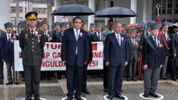 Gaziler Günü töreninde şemsiye krizi