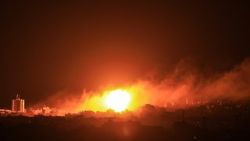 İsrail uçakları Gazze'yi bombaladı